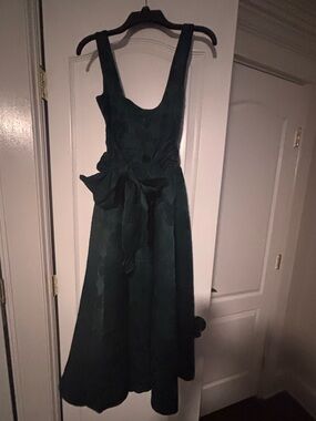 Francesca's Collections Deep Green Sleeveless Midi Dress with Waist Bow